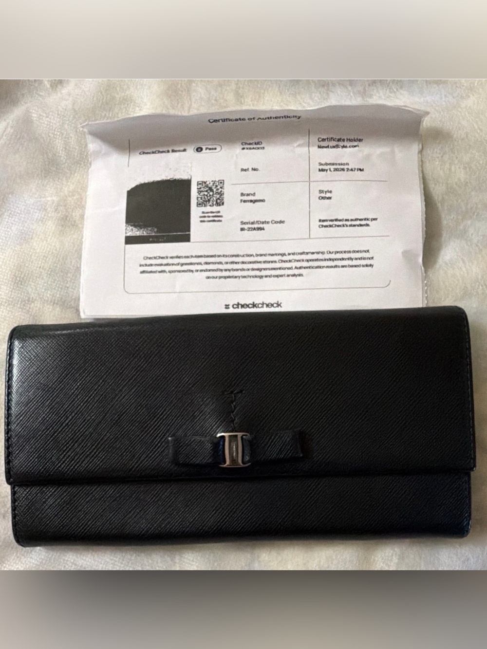 Salvatore Ferragamo Black
Women's Long Flap Wallet Solid
Bow Logo Zip Coin/ COA
